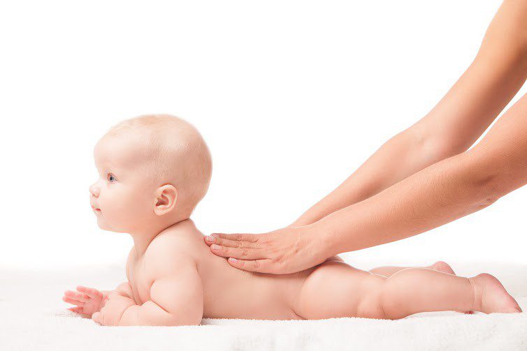 Massage thường xuyên cho bé giúp thải độc, tăng cường tuần hoàn máu