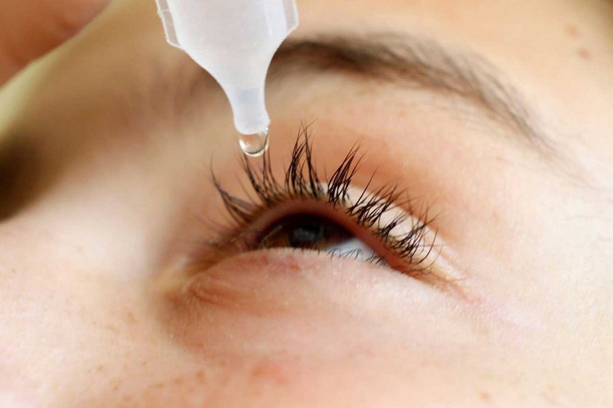 Dùng thuốc nhỏ mắt trị đau mắt hột có chữa được bệnh 1