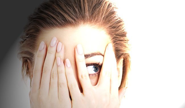 Muốn giảm chứng đau mắt đỏ sợ ánh sáng nên làm gì? 1