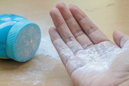 Giải đáp thắc mắc: Dùng phấn rôm cho tóc có tốt không? 2 Phấn rôm có công dụng tuyệt vời cho cả người lớn và trẻ nhỏ