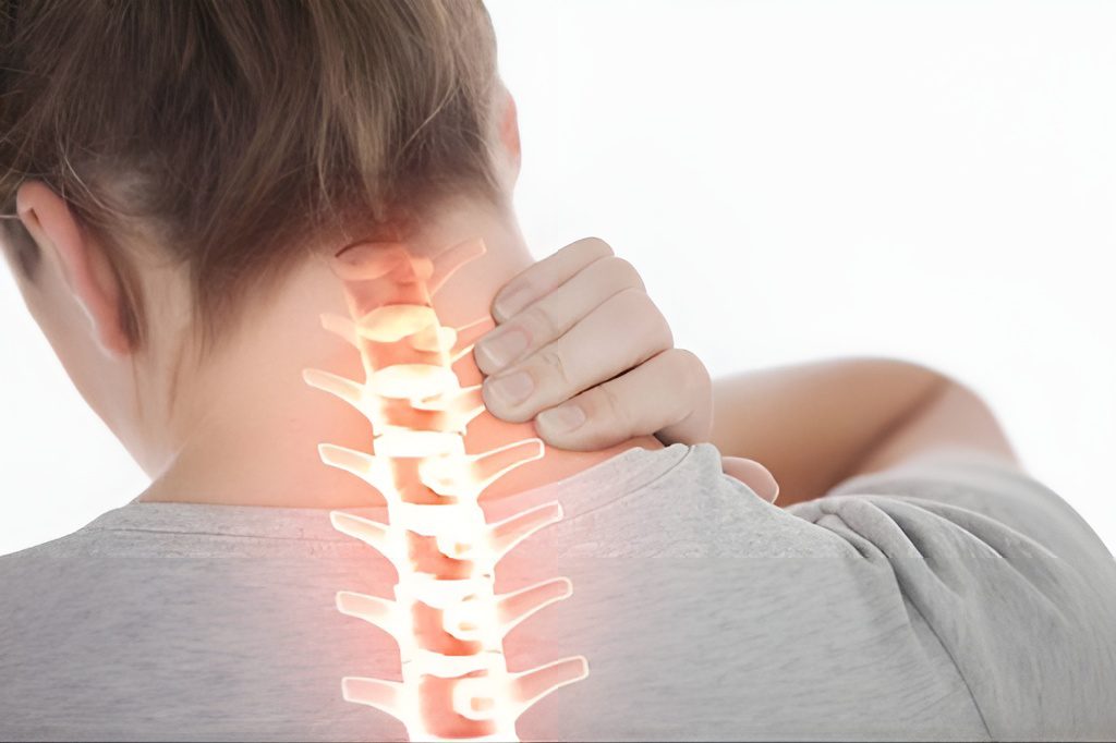 Đau vai gáy thường xuyên khi còn trẻ chớ chủ quan