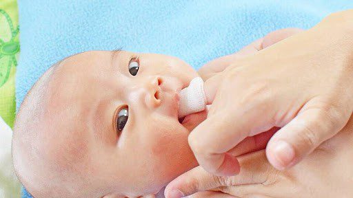 Rơ lưỡi cho trẻ sẽ giúp bảo vệ răng miệng bé tốt hơn