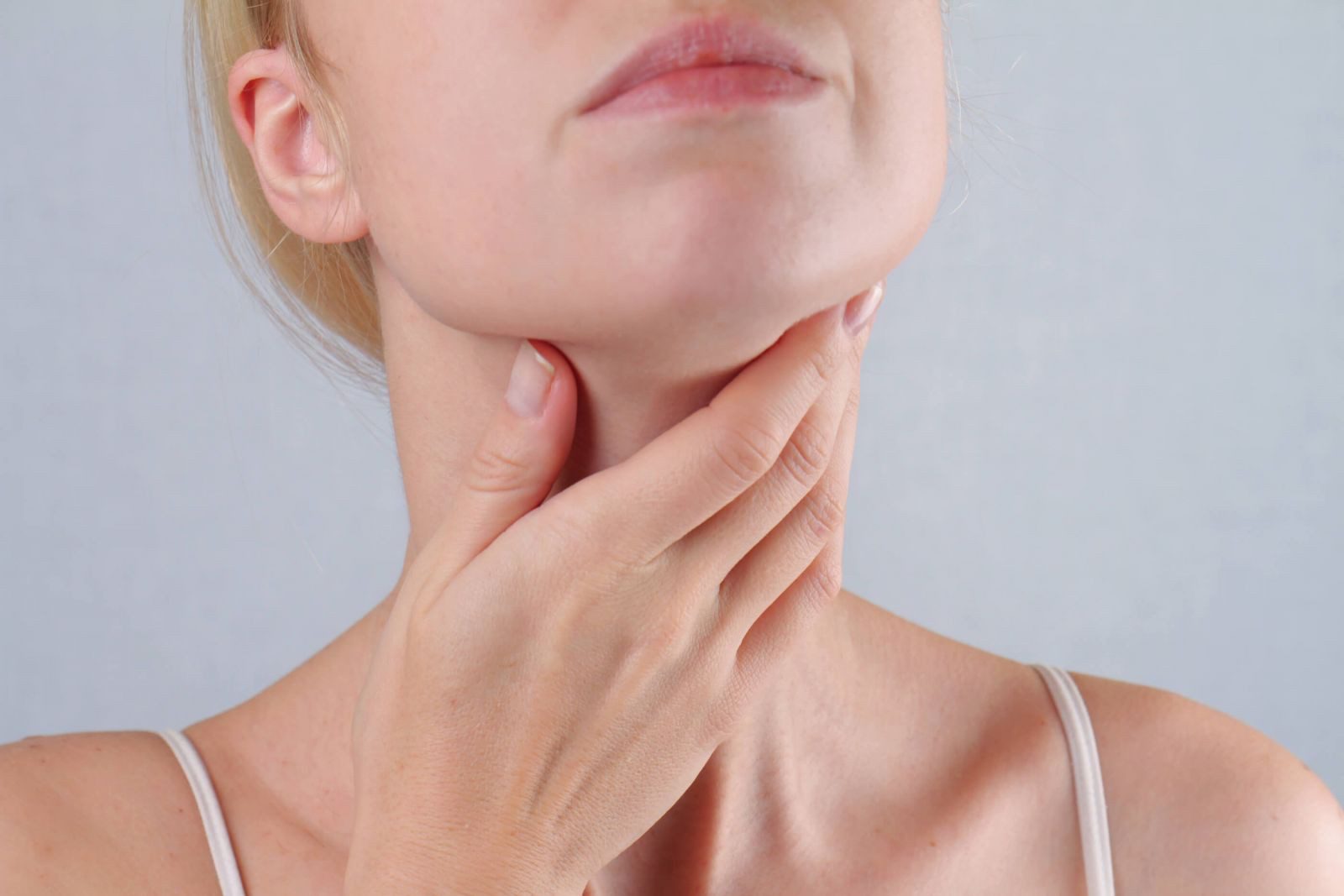 Nổi hạch ở cổ gây sưng tấy và ảnh hưởng đến các hoạt động thường ngày của vùng cổ