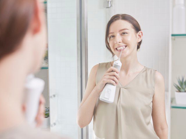 Máy tăm nước là thiết bị vệ sinh răng miệng giúp làm sạch mảng bám